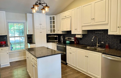 Bracey House | Celebrate Christmas at the Lake! Christmas Tree! Pool Table, Ping Ping & More!