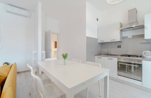Cenisia Apartment | Cenisia Roomy Apt x6- w/Balcony