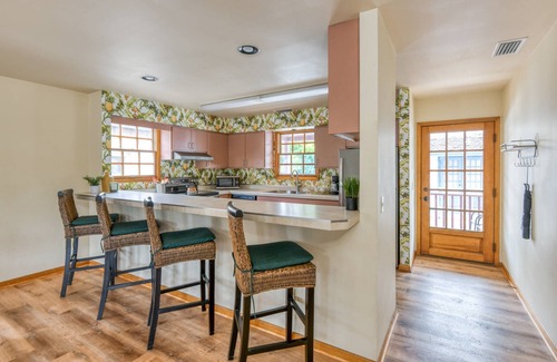 St. Augustine Historic District Apartment | Center of Historic City- Balcony Overlooks Shops, Restaurants, Bars, Free Parking, Walk Everywhere!