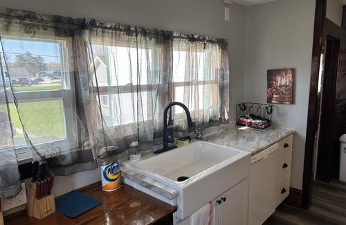 Geneva-on-the-Lake House | Center of Strip |Pet Friendly|A/C|Wi-fi & Cable|Stately Home|Steps from Winery