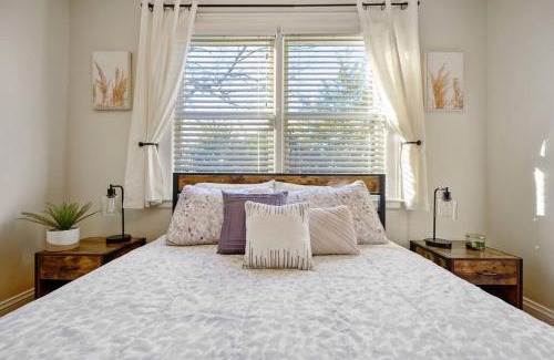 Apex House | Center St Retreat - 1 Block from Downtown!