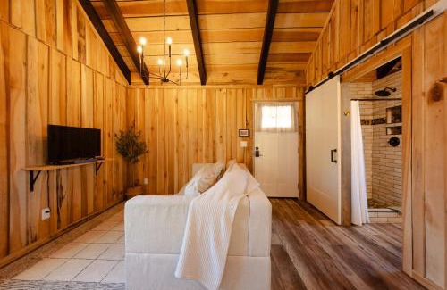 Smithville House | CenterHillLakeCouplesRelaxingCreeksideTinyCabin 4