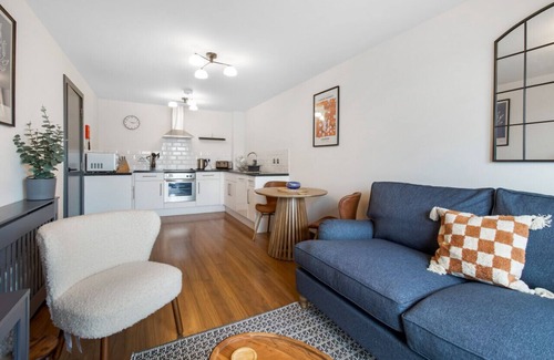 Cheltenham Apartment | Central 1 BD + Sofa Bed - 2 mins to Centre