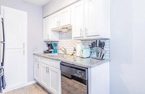Brentwood Apartment | Central 1BR King Bed Suites, Close to Downtown & Domain