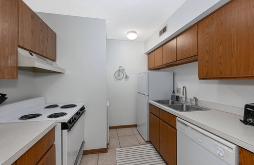 Akron Apartment | Central 2 Bd Great for Traveling Professionals!