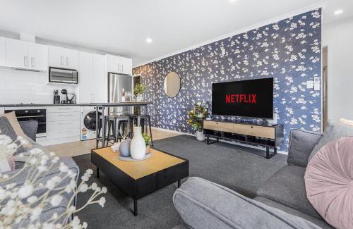 Hamilton House | Central 2brm Retreat, Modern, Close to Shopping - By KOSH BNB