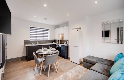 Ashford House | Central 4 Bedroom House close to town and station