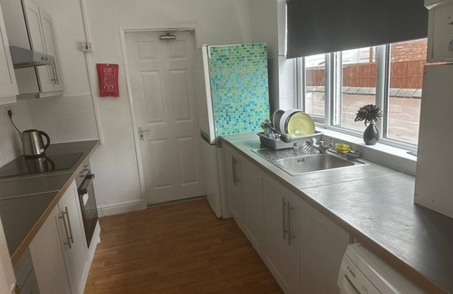 Walsall House | Central 4 Bedroom Walsall House - Free Parking & WiFi