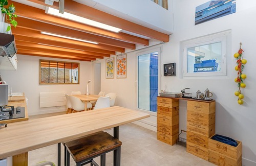 Les Grands Carmes Apartment | Central 4-person duplex with sunny private courtyard