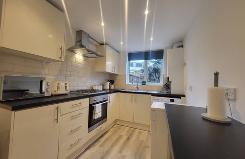 Tooting House | Central 5BR Retreat - Walk to Tube, Explore London