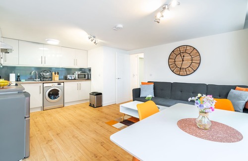Andover Apartment | Central Apartment, 4k 55” Smart TV + Netflix + Amazon Prime TV, Super King Bed