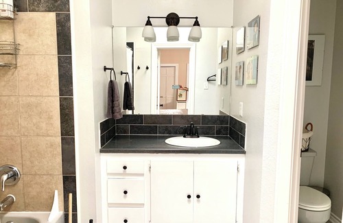 Hancock House | Central ATX Home - Perfect for Families, F1 & ACL - Large Backyard & Deck
