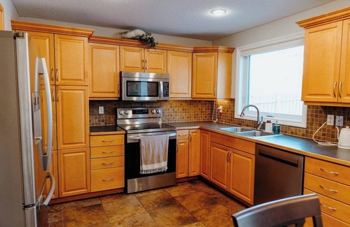 Glenbrook House | Central Calgary & Nearby Mountain Escape - 4 Beds