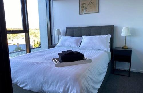 Reid Apartment | Central Canberra City apartment with study and full amenities including parking