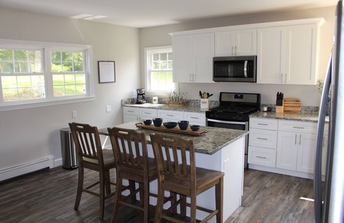 Lakeville House | Central, Charming & Modern Home
