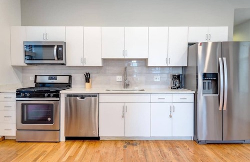 Pulaski Park Apartment | Central Chicago Suite2 Access to Patio!