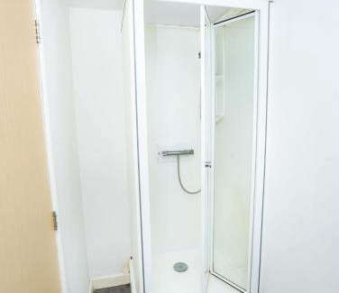 Coventry City Centre Apartment | Central Coventry Budget Studio with Kitchen