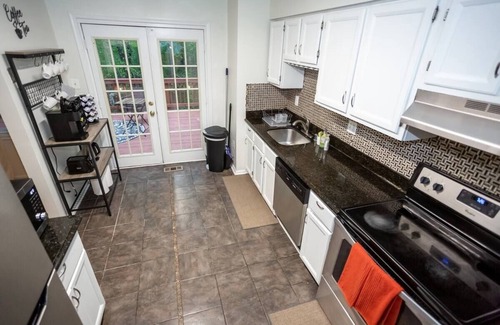 Burtonsville House | Central DC Metro Area Location, 3 bdrm 3.5 Bath home w/KING bed, Deck, Parking