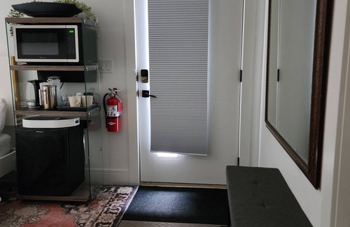 Kensington House | Central Downtown Private Entrance suite