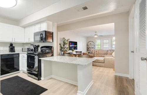 Pleasant Valley Apartment | Central Economy 4 Bed 4 Bath Suite 5 mins from Downtown!