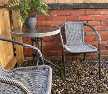 Ellesmere House | Central Ellesmere -Sleeps2 - Parking - PetFriendly