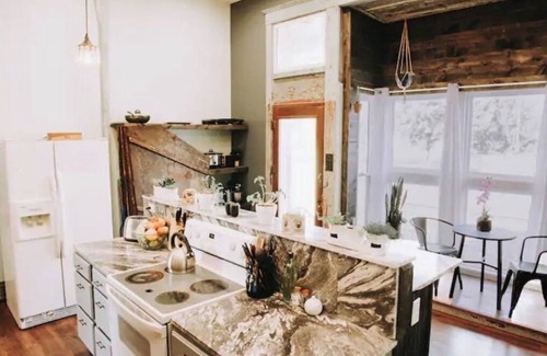 El Paso Apartment | Central Estate in Historic Downtown El Paso, Illinois