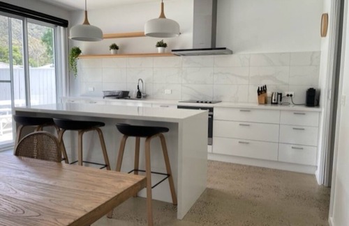Halls Gap House | Central Family + Pet Friendly Home