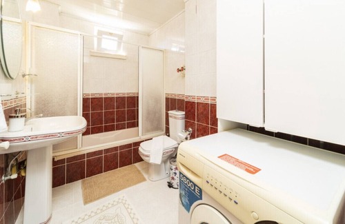Eski Lara Apartment | Central Flat near Shore in Muratpasa with Terrace