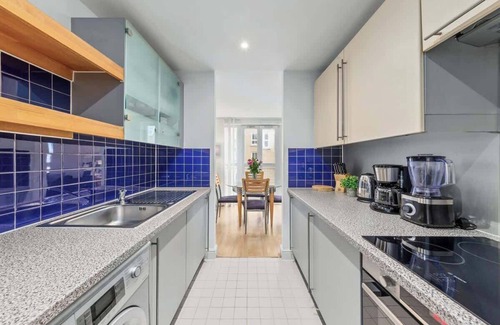 Whitechapel Apartment | Central Flat w/Roof Top Terrace & Skyline views
