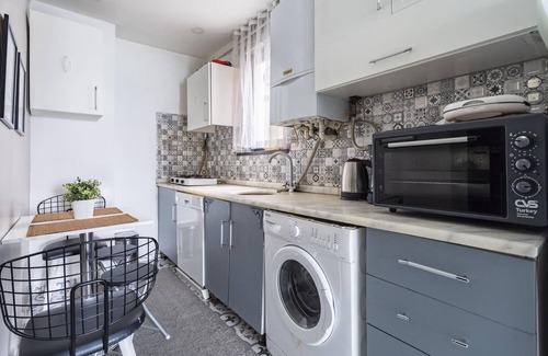 Pera Apartment | Central Flat w Sea View and near Galata Tower