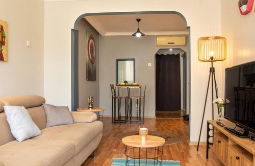 Karsiyaka Apartment | Central Flat with Balcony in Karsiyaka