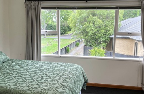 Hamilton North House | CENTRAL HAMILTON HOME - Near beautiful river walks - Family Friendly