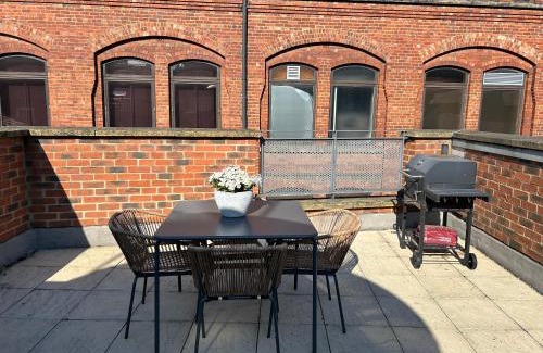 Leeds Apartment | Central Leeds townhouse with private roof garden Sleeps 4