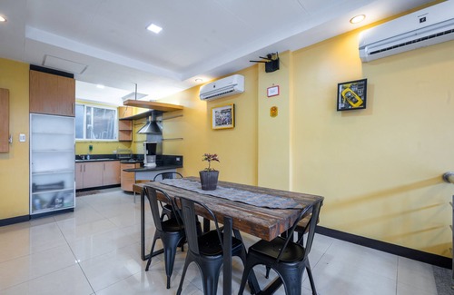 Valencia House | Central Location in Metro Manila- 6 BR 2TB Pool, Jacuzzi, parking and fast Wifi,