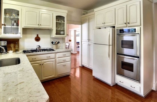 Oak Park Cottage | Central location, walk to restaurants!