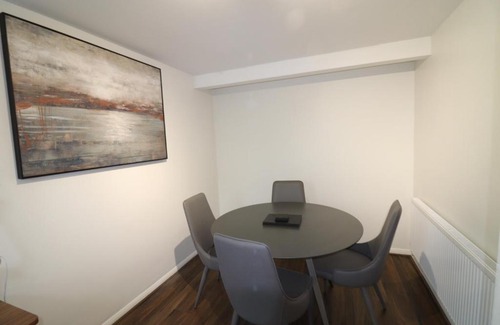 Greenhithe Apartment | Central Modern House, Greenhithe