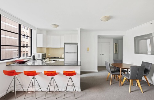North Sydney Apartment | Central modern North Sydney 2 bed apartment with gym and pool