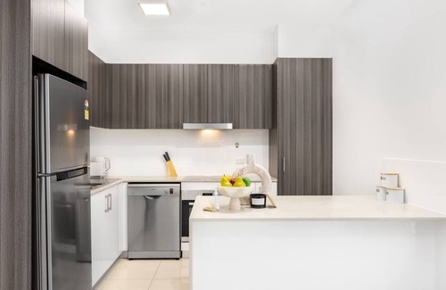 Toowong Apartment | Central of Toowong! Neat Apt Near Station