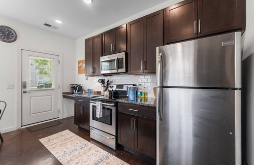 North Chesterfield House | Central RVA Retreat - King & Queen Beds, 2 Baths, 1 Floor, Free Parking!