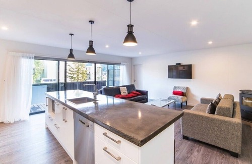 Queenstown City Centre Cottage | Central Spa Escape - Queenstown Apartment F2