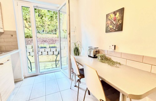 Suedviertel Apartment | Central Station University Hospital Trade Fair Evonik Netflix