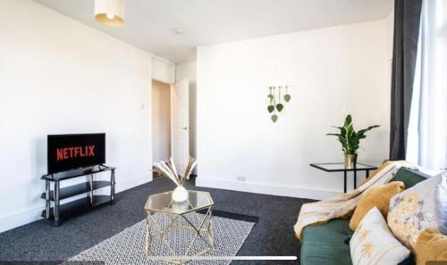 Swindon Apartment | Central Swindon Comfort - 2 bed apart, high speed wifi, parking
