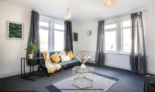 Swindon Apartment | Central Swindon Comfort - 2 bed apart, high speed wifi, parking