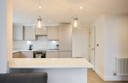 Tadworth Apartment | Central Tadworth Terrace Flat - Split- level 2BDR