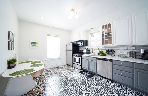 People's Freeway House | Central The Green Leaf near Liberty Park