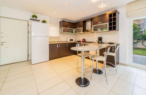 Kemer Villa | Central Villa with Garden and Pool in Kemer