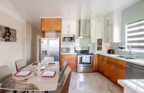 Horace Mann House | CentralDowntownSanJose-Stunning, fireplace Modern Craftsman house/SAP, Airport