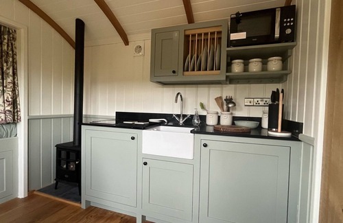 Ewhurst Green Cabin | Centrally heated 5 star cosy traditionally built Shepherds Hut w/en suite WC.
