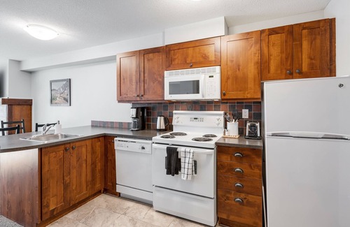 East Kootenay Condo | CENTRALLY Located 3-Br Home | TRUE Ski In/Out | FREE access to Pools & Hot Tubs