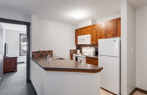 East Kootenay Condo | CENTRALLY Located 3-Br Home | TRUE Ski In/Out | FREE access to Pools & Hot Tubs